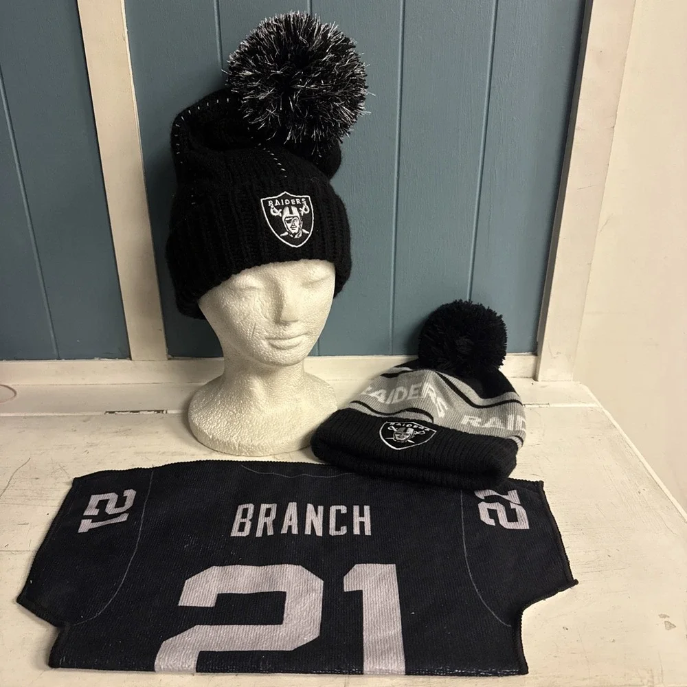Lot Of Las Vegas Raiders NFL 2 Pom Knit Beanies + Cliff Branch‎ 21 Towel
